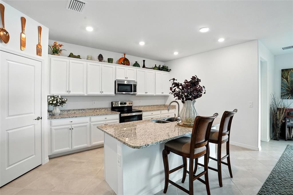 На продажу: $378,700 (4 спален, 3 ванн, 2032 Квадратных фут)