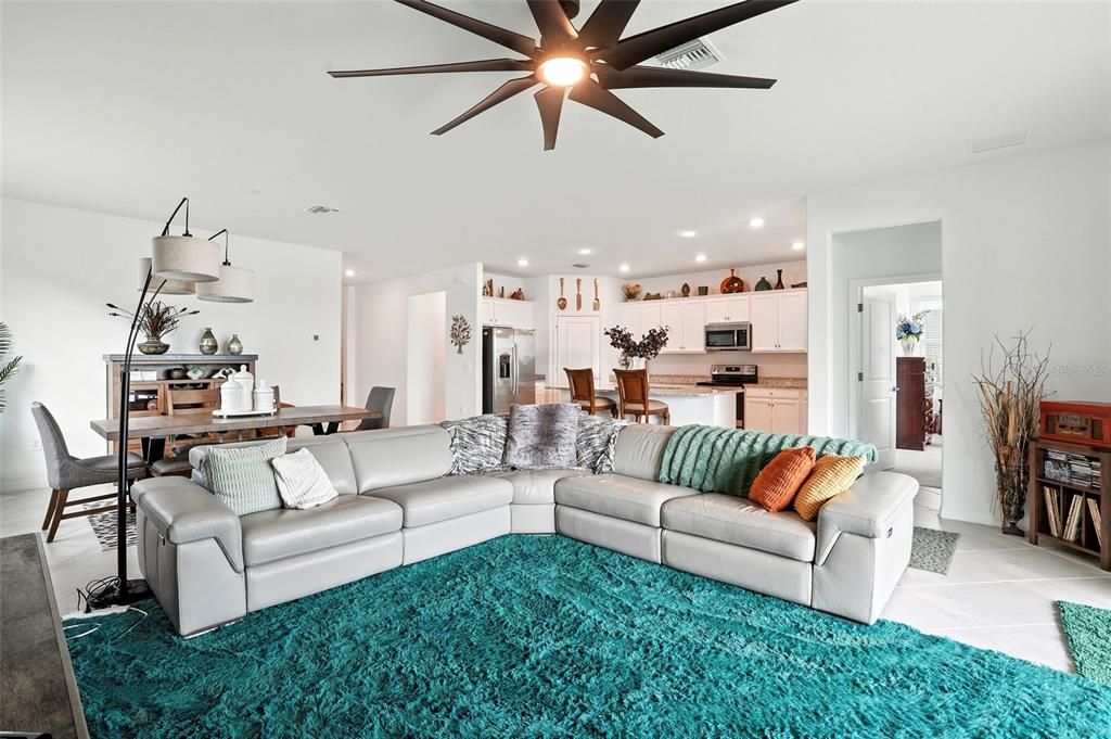 На продажу: $378,700 (4 спален, 3 ванн, 2032 Квадратных фут)