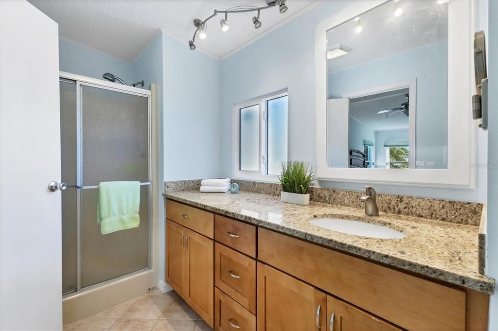 Activo con contrato: $229,000 (2 camas, 2 baños, 1296 Pies cuadrados)