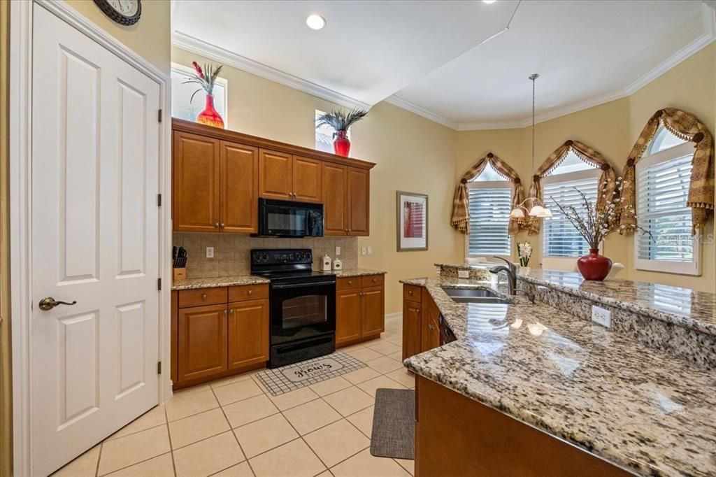 待售: $688,000 (4 贝兹, 2 浴室, 1975 平方英尺)