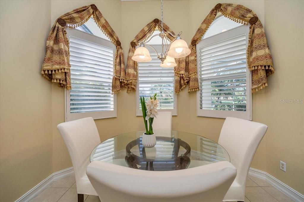 待售: $688,000 (4 贝兹, 2 浴室, 1975 平方英尺)