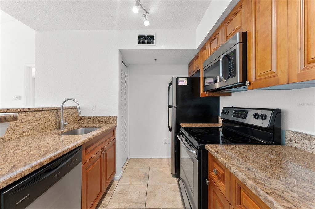 Active With Contract: $1,350 (2 beds, 2 baths, 1026 Square Feet)