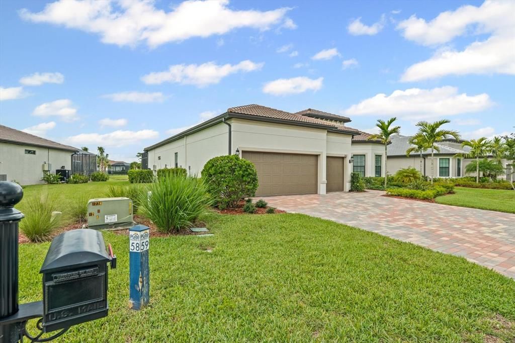 For Sale: $799,000 (3 beds, 3 baths, 2488 Square Feet)