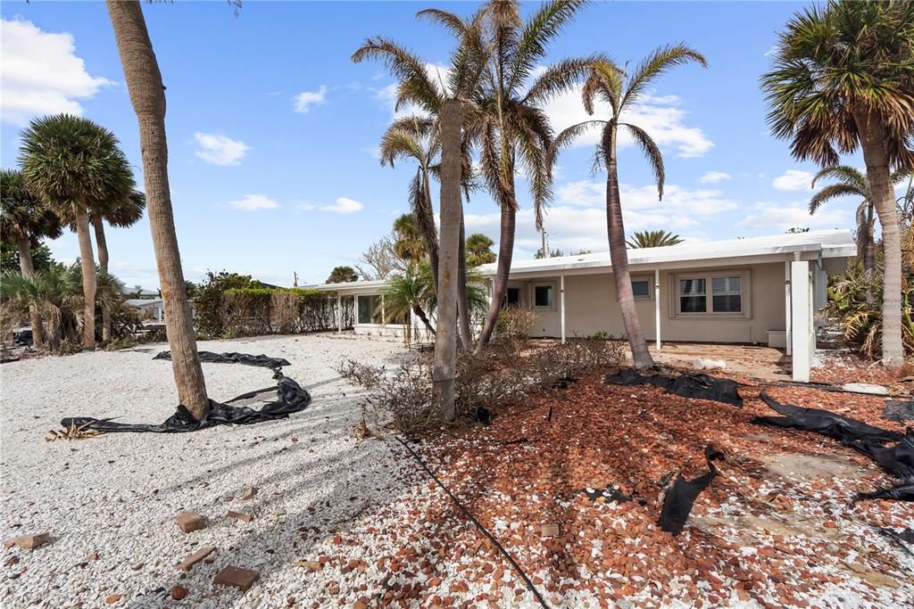 For Sale: $649,995 (2 beds, 3 baths, 1326 Square Feet)