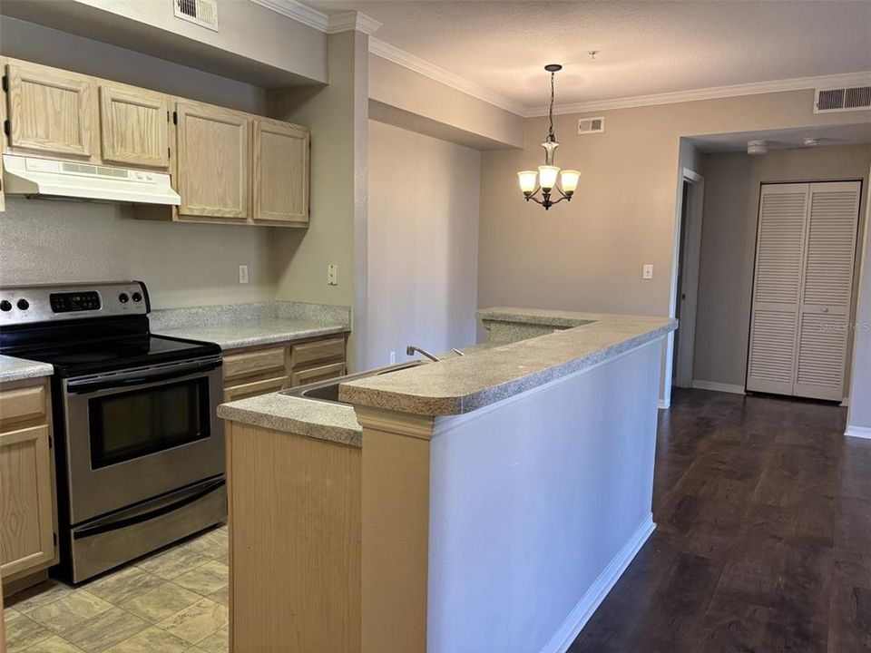 Active With Contract: $1,700 (2 beds, 2 baths, 1164 Square Feet)