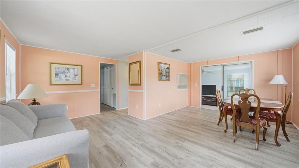 На продажу: $259,990 (2 спален, 2 ванн, 1066 Квадратных фут)