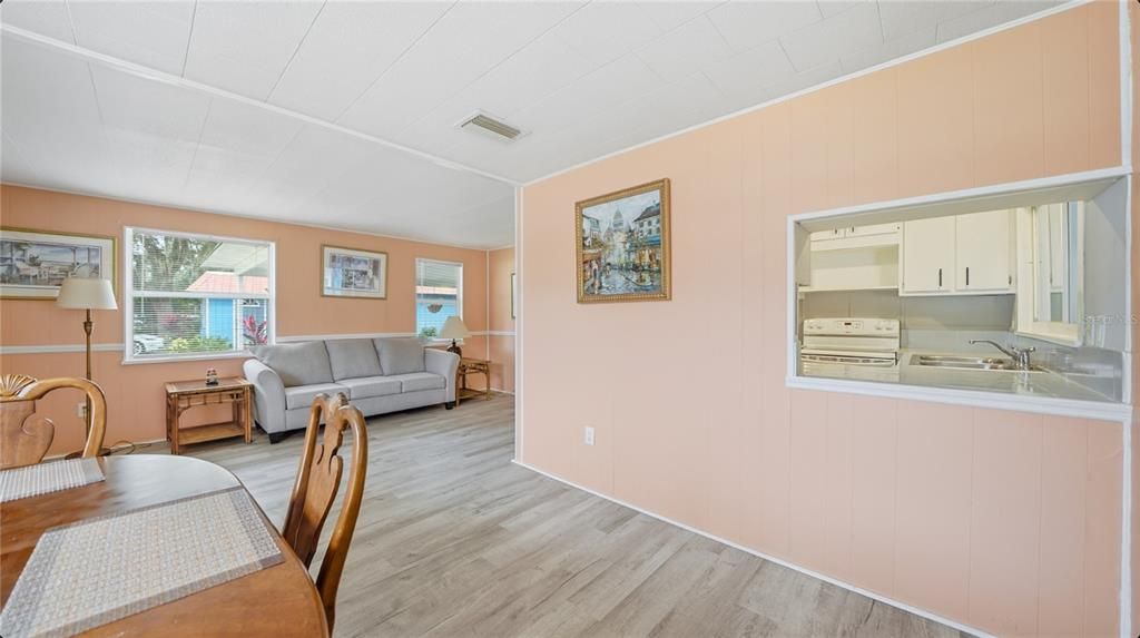 На продажу: $259,990 (2 спален, 2 ванн, 1066 Квадратных фут)