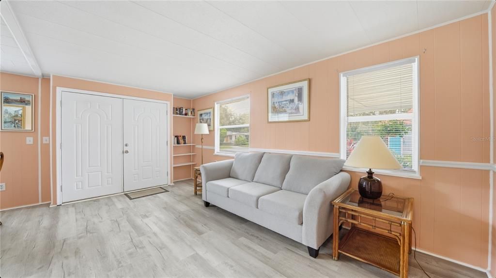 На продажу: $259,990 (2 спален, 2 ванн, 1066 Квадратных фут)