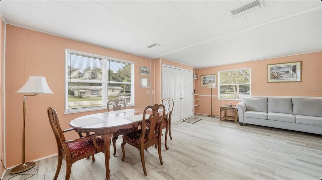 На продажу: $259,990 (2 спален, 2 ванн, 1066 Квадратных фут)