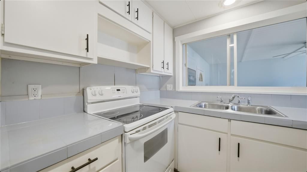 На продажу: $259,990 (2 спален, 2 ванн, 1066 Квадратных фут)