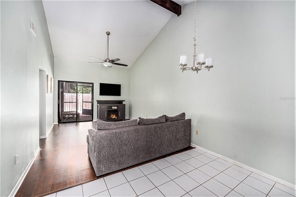 待售: $230,000 (2 贝兹, 2 浴室, 1224 平方英尺)