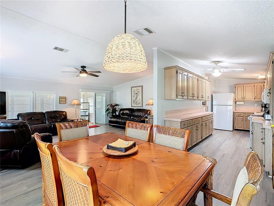 На продажу: $225,000 (2 спален, 2 ванн, 1248 Квадратных фут)