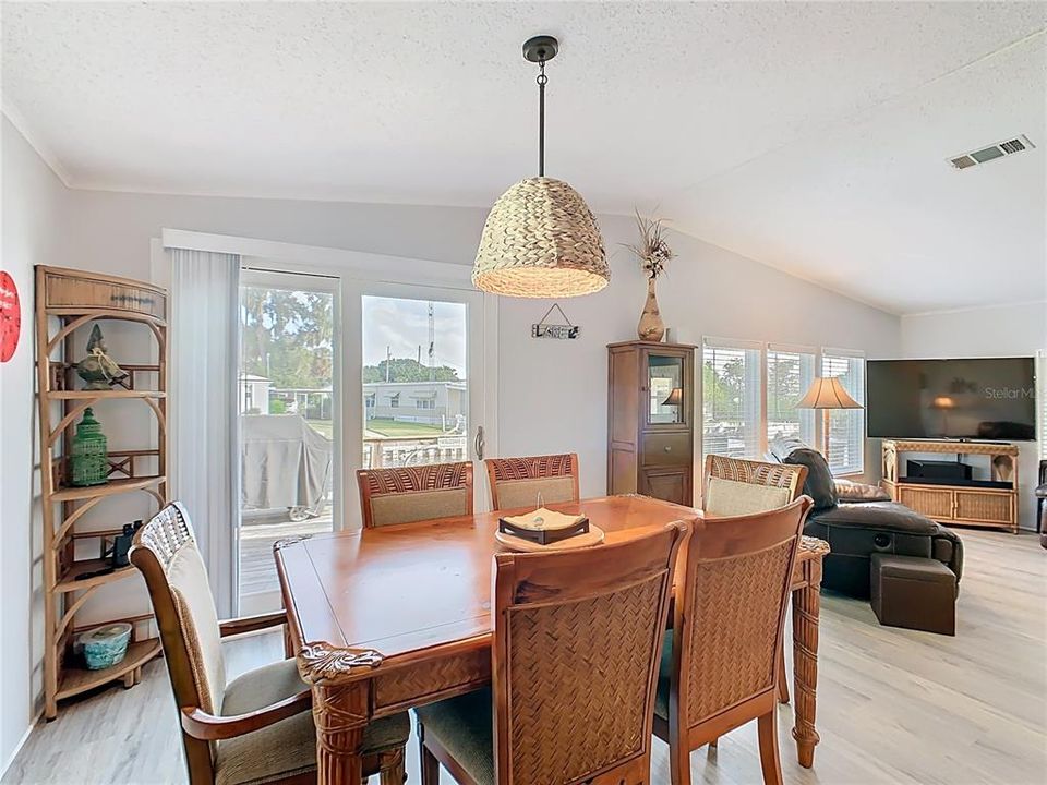 На продажу: $225,000 (2 спален, 2 ванн, 1248 Квадратных фут)