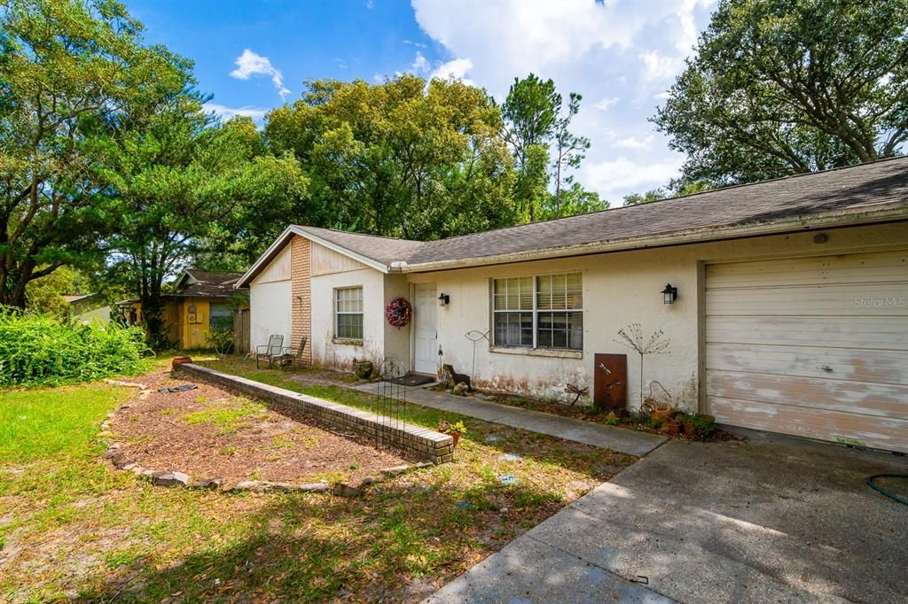 Active With Contract: $350,000 (3 beds, 2 baths, 1554 Square Feet)