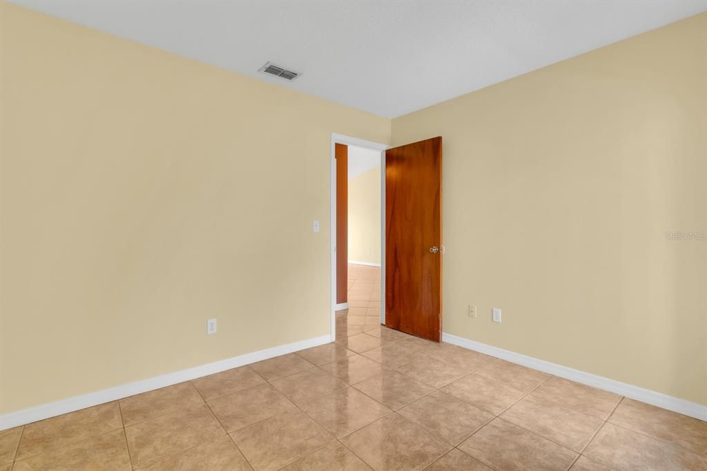 Active With Contract: $215,000 (2 beds, 2 baths, 886 Square Feet)