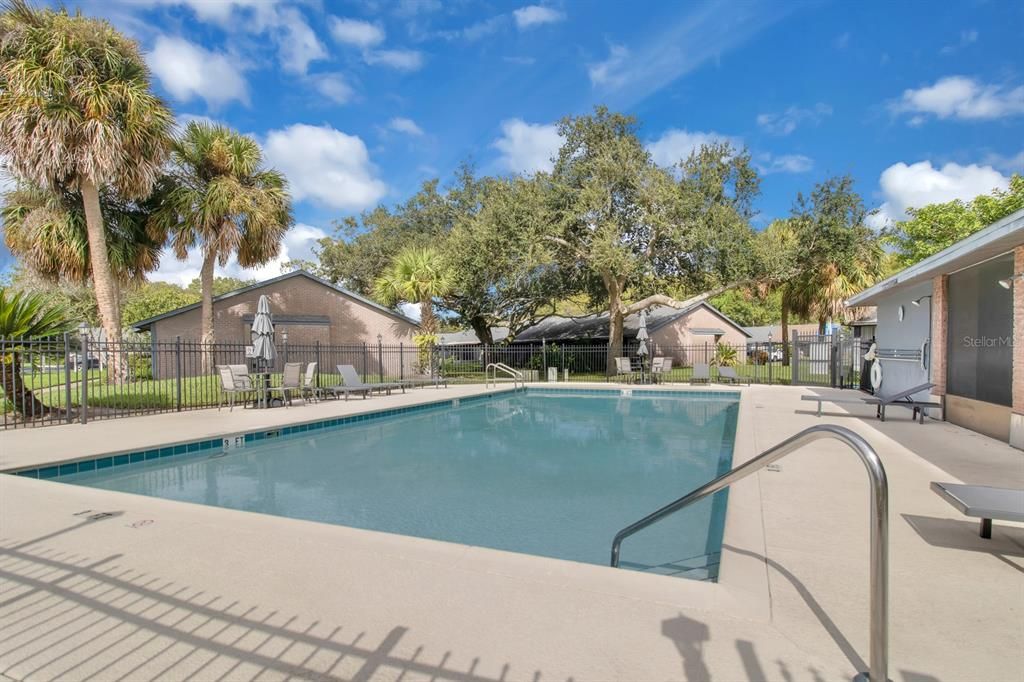 Active With Contract: $215,000 (2 beds, 2 baths, 886 Square Feet)