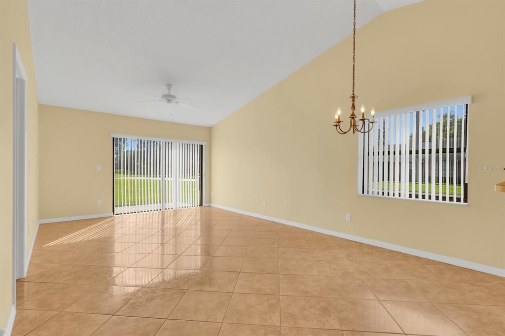 Active With Contract: $215,000 (2 beds, 2 baths, 886 Square Feet)