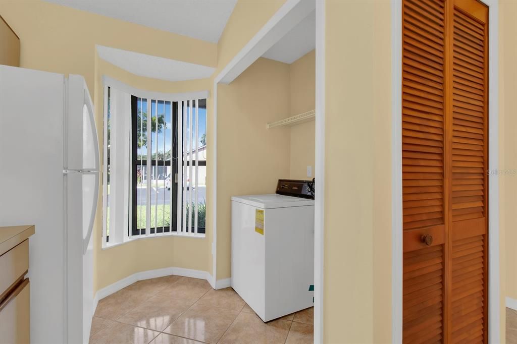 Active With Contract: $215,000 (2 beds, 2 baths, 886 Square Feet)