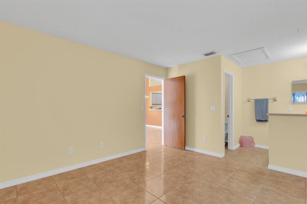 Active With Contract: $215,000 (2 beds, 2 baths, 886 Square Feet)