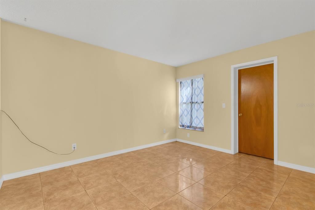 Active With Contract: $215,000 (2 beds, 2 baths, 886 Square Feet)