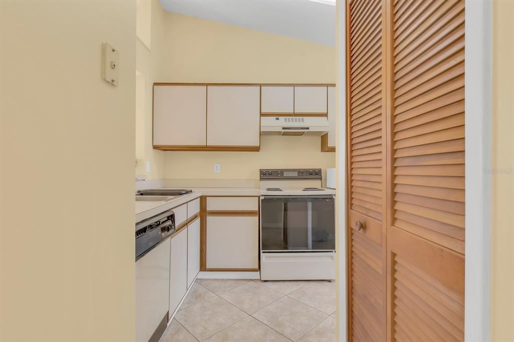 Active With Contract: $215,000 (2 beds, 2 baths, 886 Square Feet)