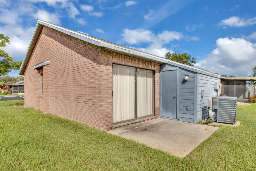 Active With Contract: $215,000 (2 beds, 2 baths, 886 Square Feet)