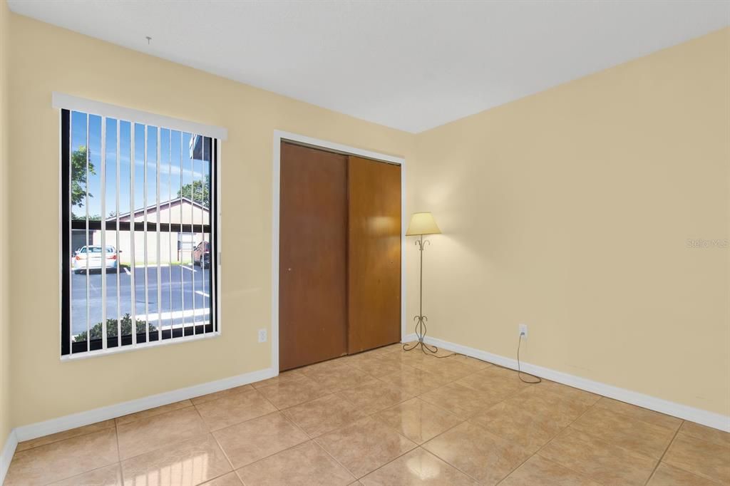 Active With Contract: $215,000 (2 beds, 2 baths, 886 Square Feet)