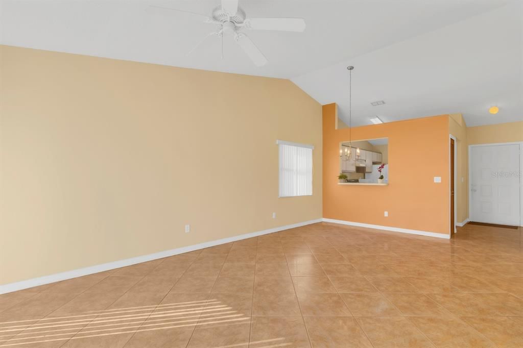 Active With Contract: $215,000 (2 beds, 2 baths, 886 Square Feet)