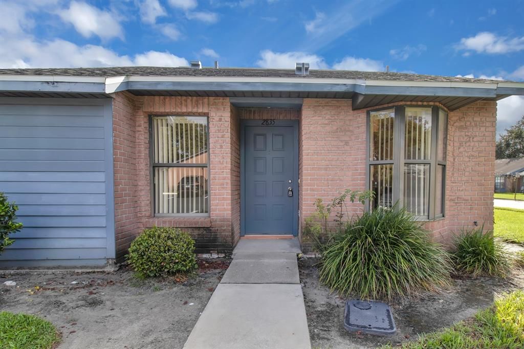 Active With Contract: $215,000 (2 beds, 2 baths, 886 Square Feet)