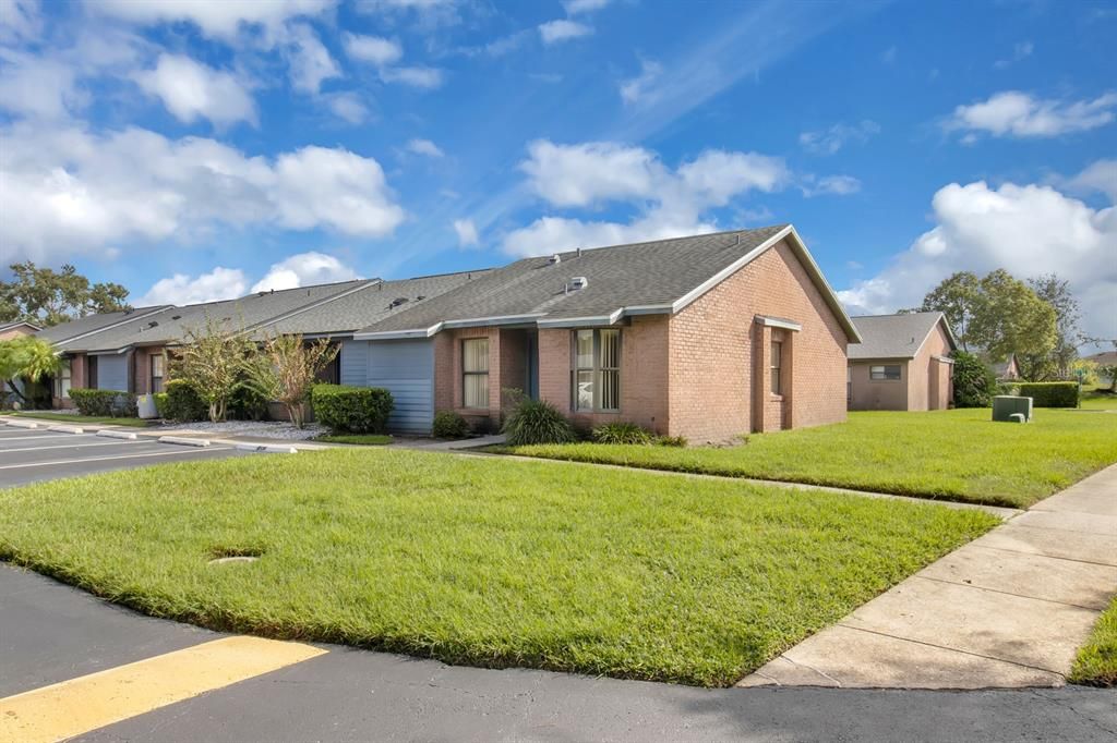 Active With Contract: $215,000 (2 beds, 2 baths, 886 Square Feet)