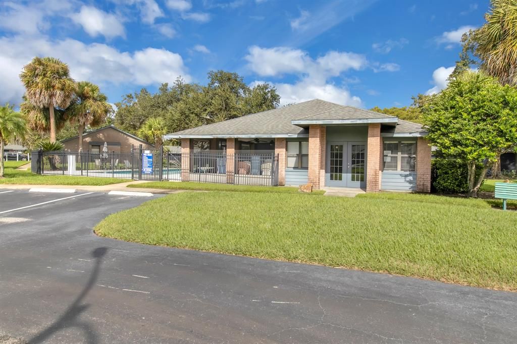 Active With Contract: $215,000 (2 beds, 2 baths, 886 Square Feet)