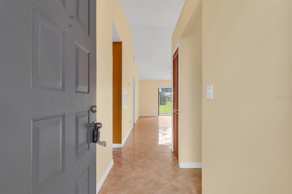 Active With Contract: $215,000 (2 beds, 2 baths, 886 Square Feet)