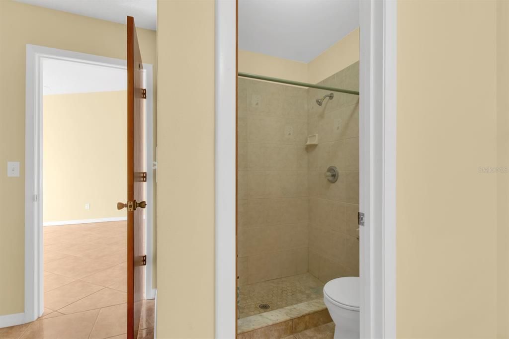 Active With Contract: $215,000 (2 beds, 2 baths, 886 Square Feet)