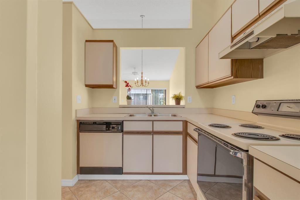 Active With Contract: $215,000 (2 beds, 2 baths, 886 Square Feet)