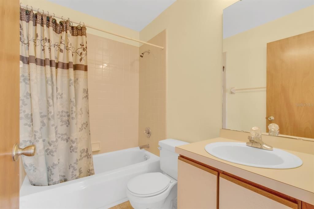 Active With Contract: $215,000 (2 beds, 2 baths, 886 Square Feet)