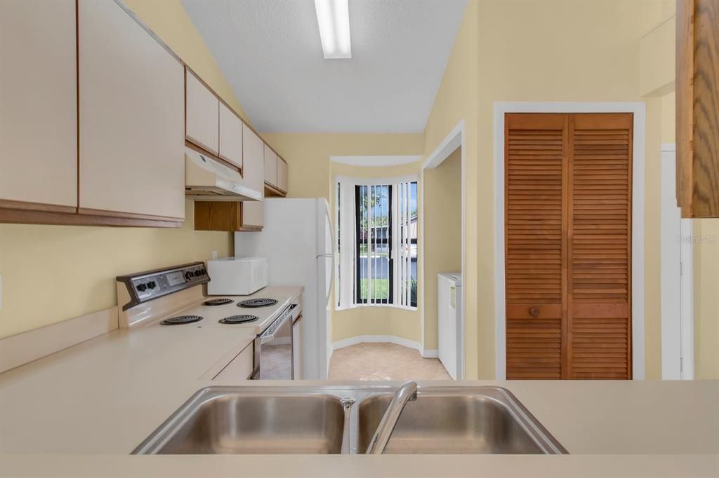 Active With Contract: $215,000 (2 beds, 2 baths, 886 Square Feet)