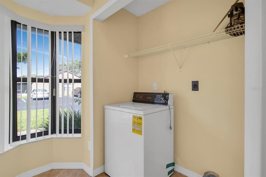 Active With Contract: $215,000 (2 beds, 2 baths, 886 Square Feet)