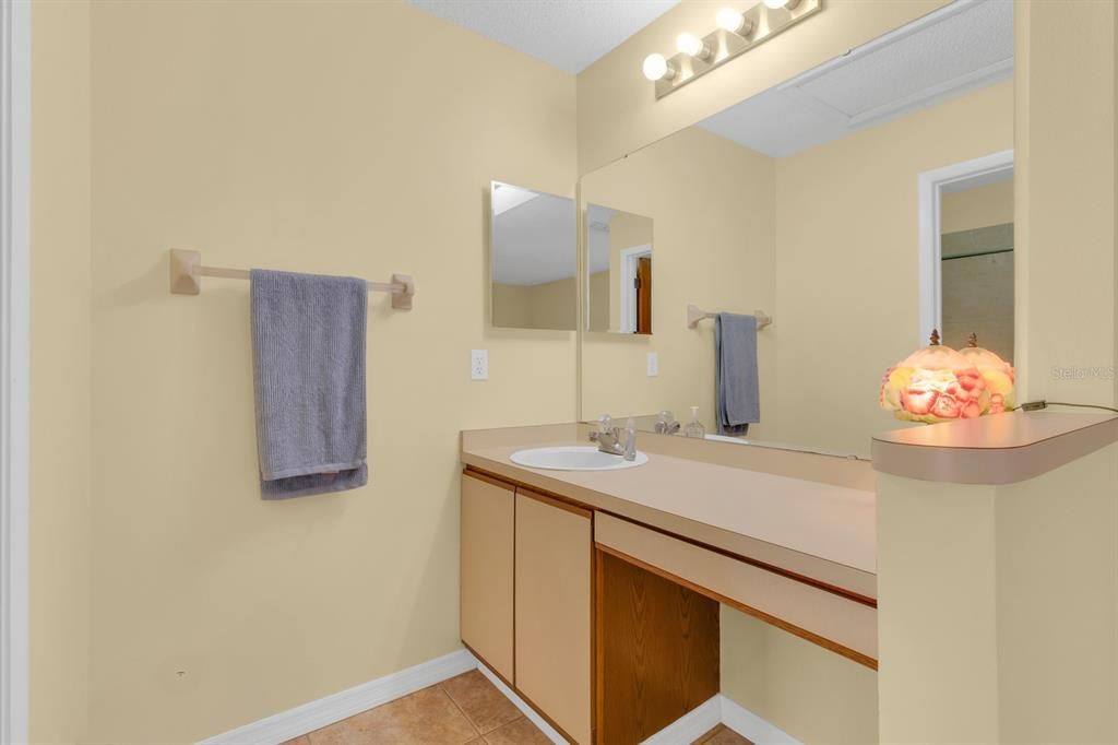 Active With Contract: $215,000 (2 beds, 2 baths, 886 Square Feet)