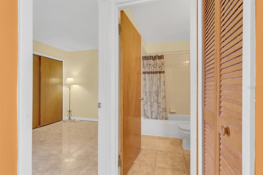 Active With Contract: $215,000 (2 beds, 2 baths, 886 Square Feet)