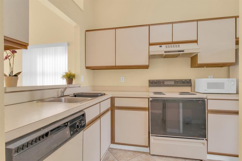 Active With Contract: $215,000 (2 beds, 2 baths, 886 Square Feet)