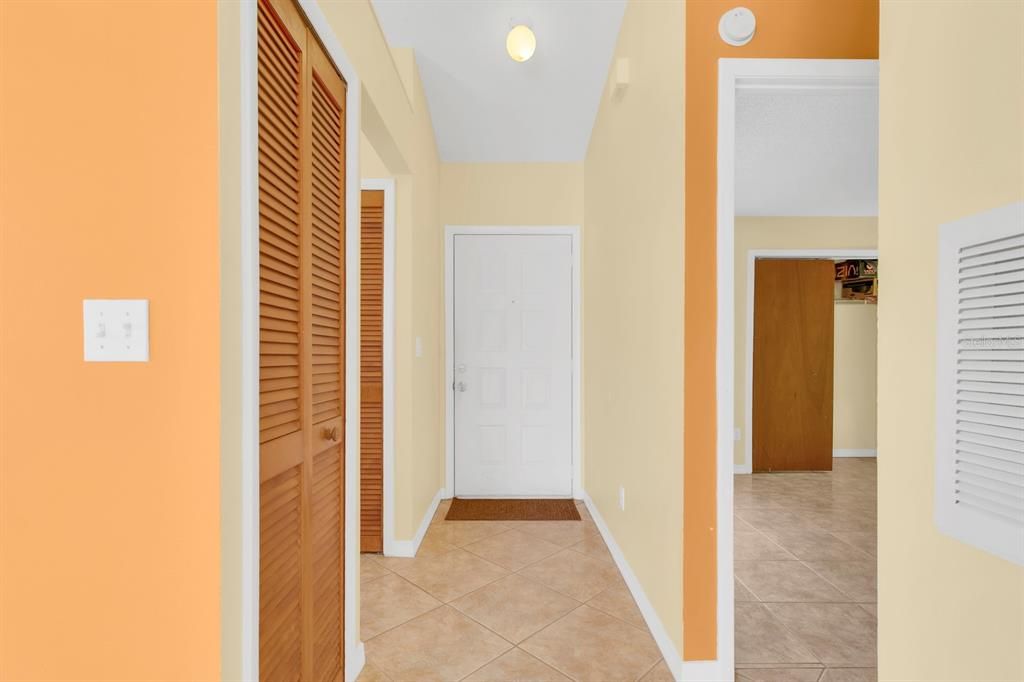 Active With Contract: $215,000 (2 beds, 2 baths, 886 Square Feet)