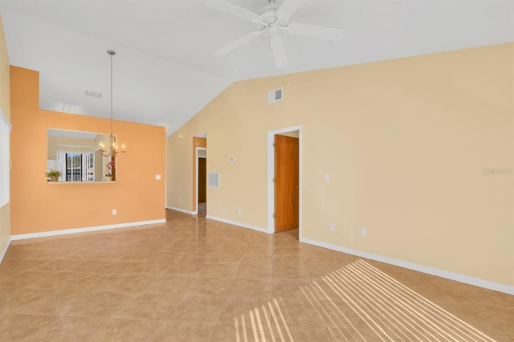 Active With Contract: $215,000 (2 beds, 2 baths, 886 Square Feet)