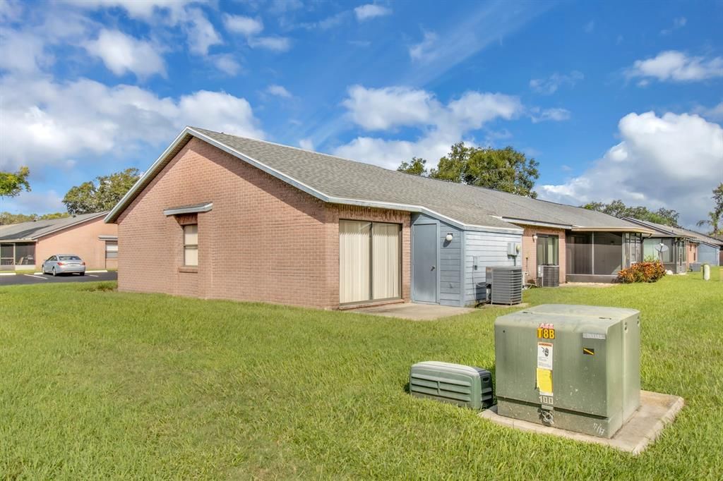 Active With Contract: $215,000 (2 beds, 2 baths, 886 Square Feet)