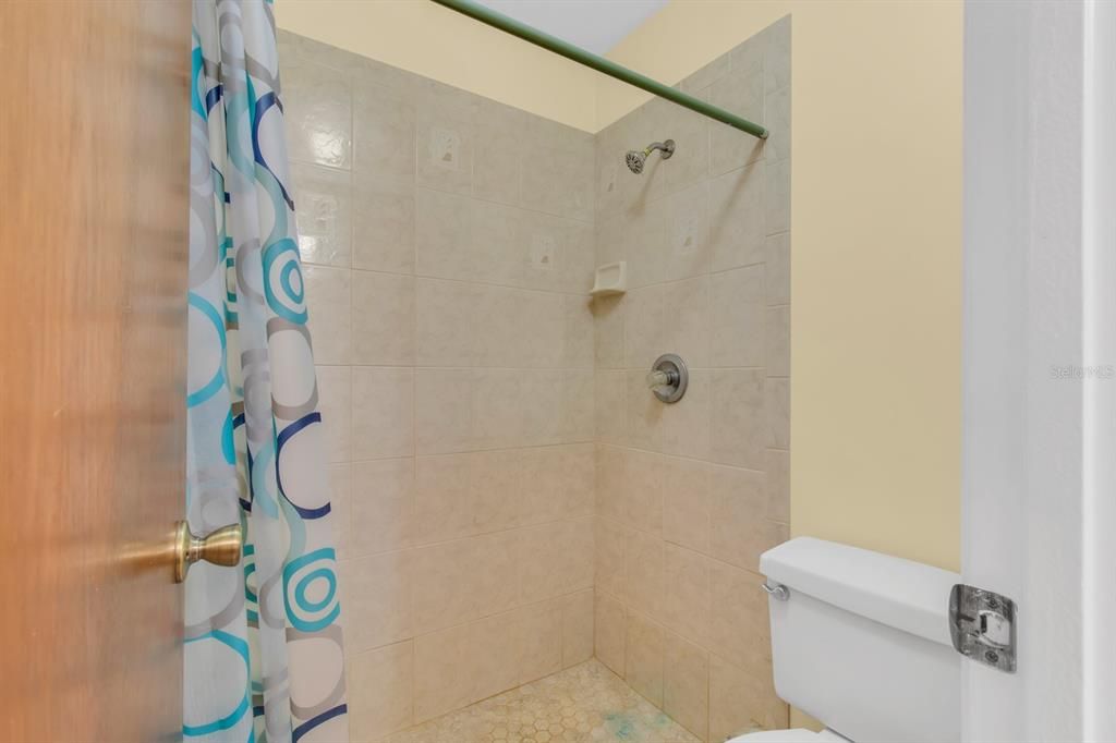 Active With Contract: $215,000 (2 beds, 2 baths, 886 Square Feet)