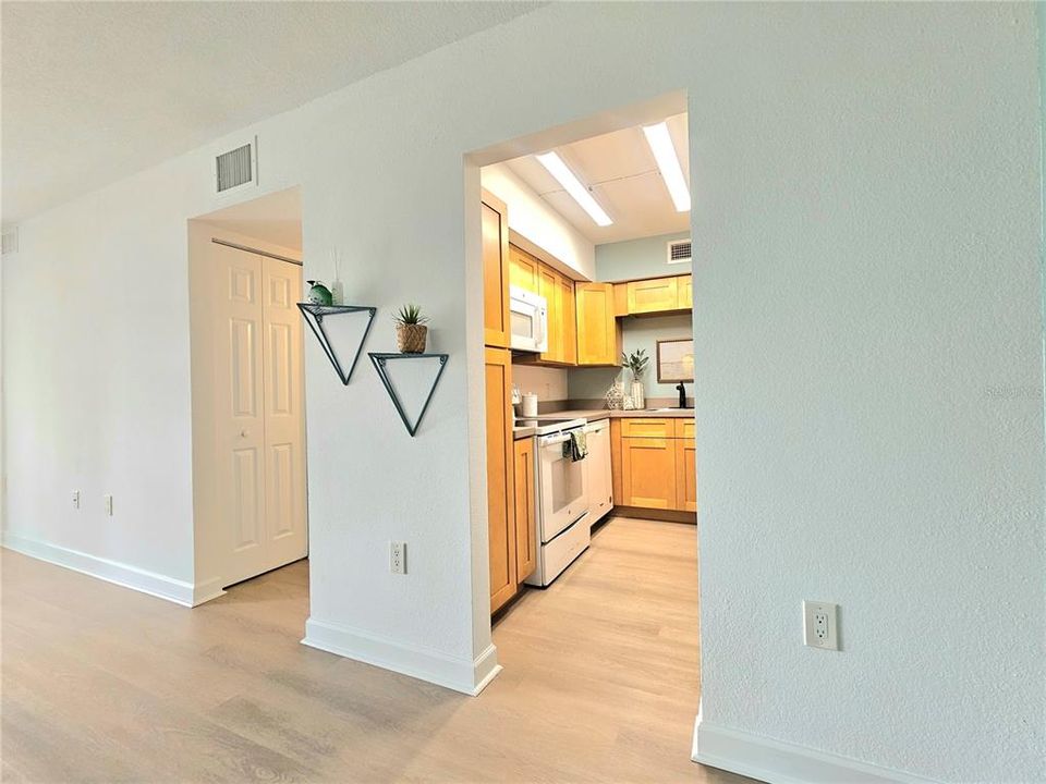 For Sale: $110,000 (2 beds, 2 baths, 919 Square Feet)