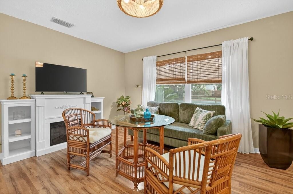 待售: $389,000 (2 贝兹, 1 浴室, 1064 平方英尺)