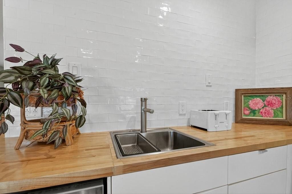 待售: $389,000 (2 贝兹, 1 浴室, 1064 平方英尺)