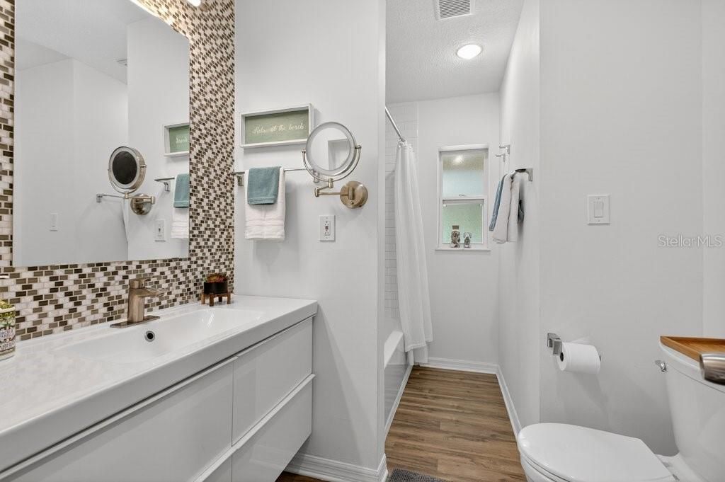 待售: $389,000 (2 贝兹, 1 浴室, 1064 平方英尺)