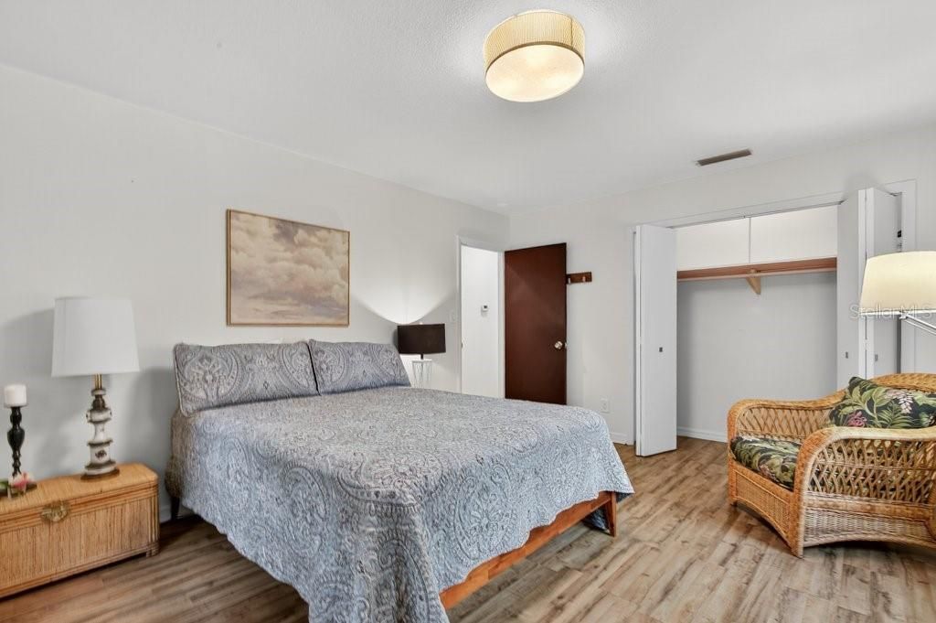 待售: $389,000 (2 贝兹, 1 浴室, 1064 平方英尺)