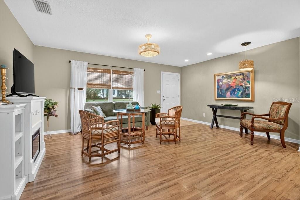 待售: $389,000 (2 贝兹, 1 浴室, 1064 平方英尺)